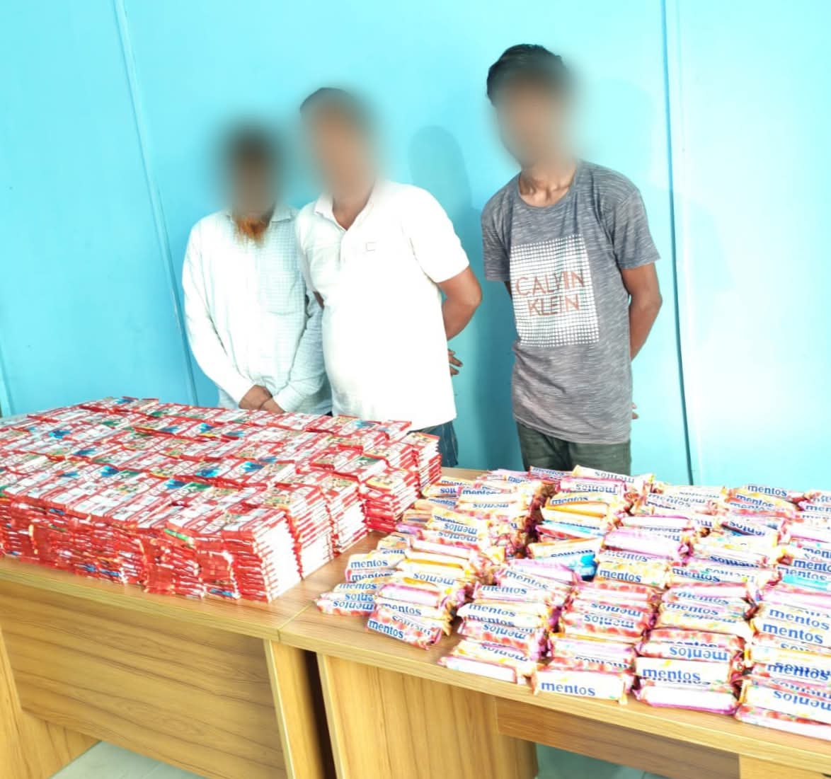 জালালাবাদ থানা পুলিশের অভিযানে ৮৫,৫০০/-(পঁচাশি হাজার পাঁচশত) টাকার অবৈধ ভারতীয় চকলেটসহ ০৩ (তিন) জন গ্রেফতারঃ