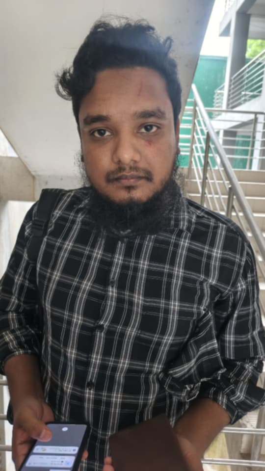 জয়পুরহাটের ক্ষেতলালে ইউএনও’র কক্ষে সন্ত্রাসী হামলায় আহত সাংবাদিক