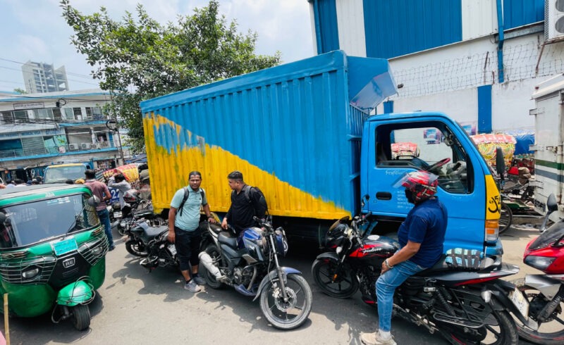 তেজগাঁও শিল্পাঞ্চলে অবৈধ পার্কিংয়ে সড়ক দখল, তীব্র যানজটে নাকাল জনজীবন