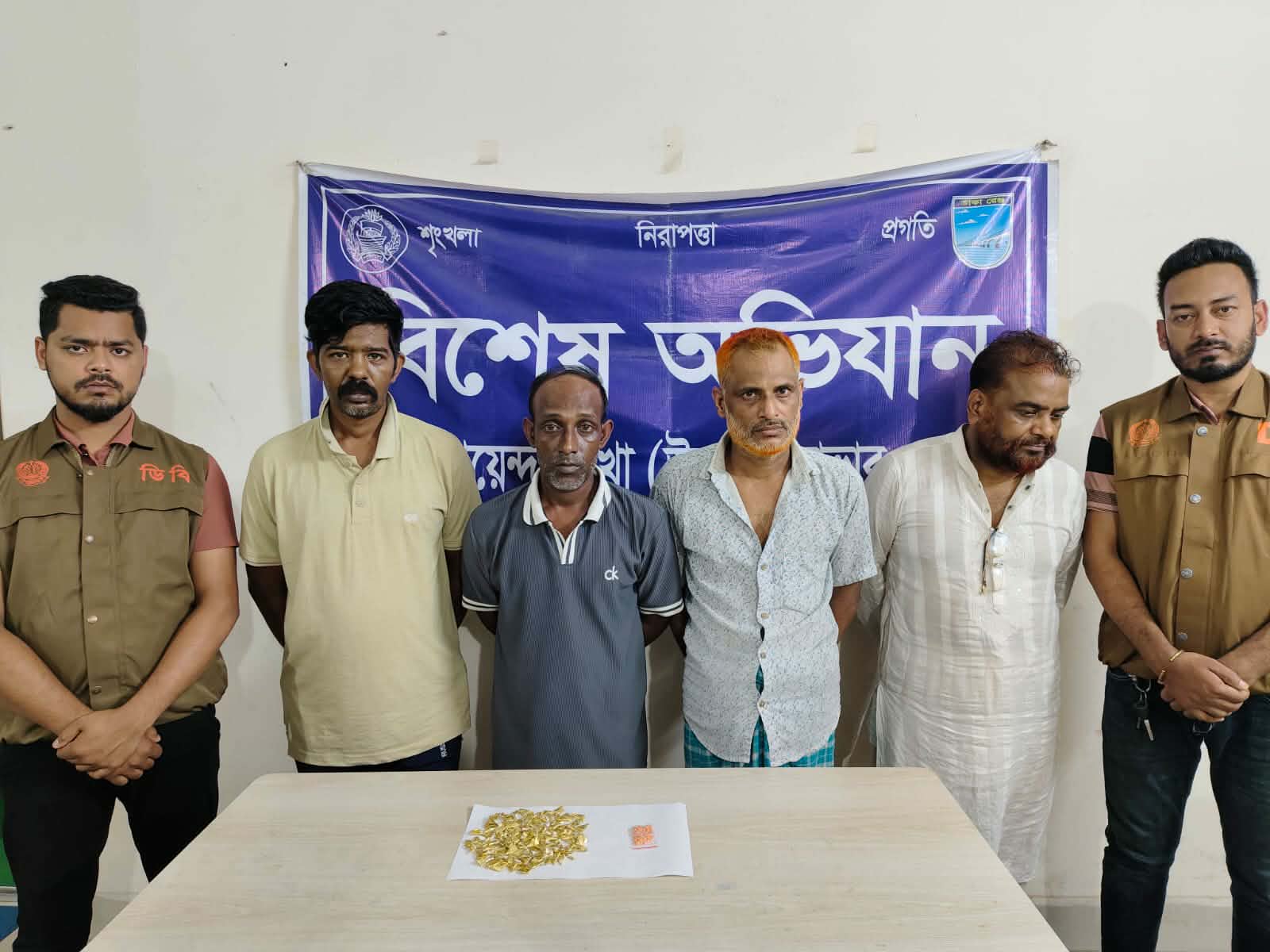 সাভার ডিবির বিশেষ অভিযানে শ্রমিকদল নেতাসহ ৪ মাদক ব্যবসায়ী আটক