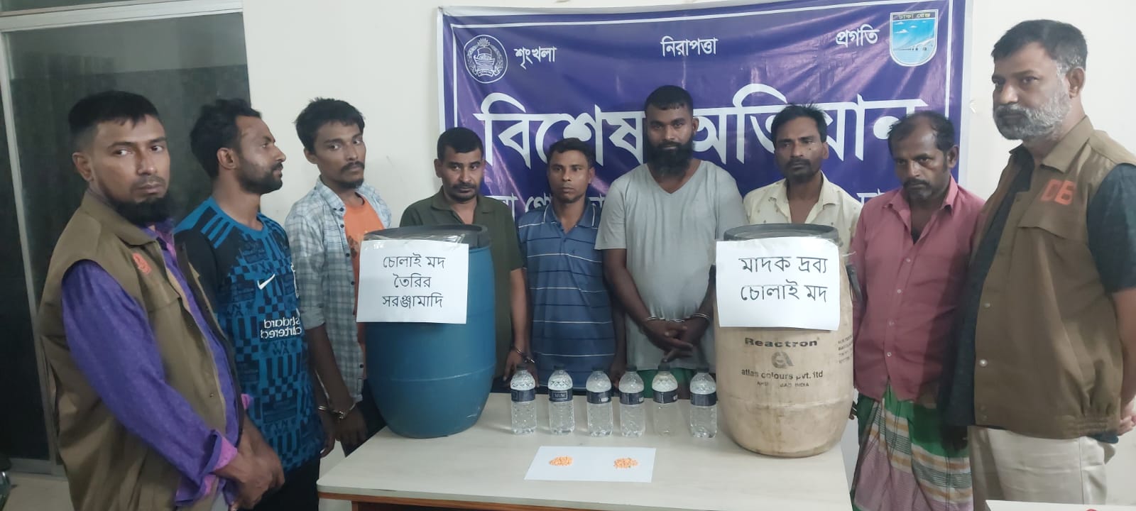 সাভার ডিবির বিশেষ অভিযানে ৭ জন পেশাদার মাদক ব্যবসায়ী গ্রেফতার