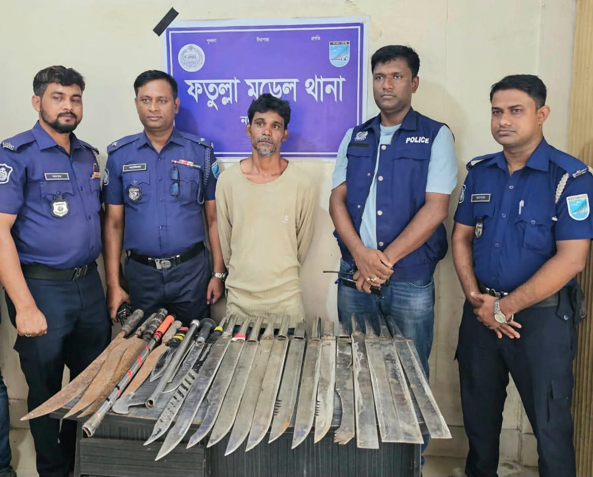 ফতুল্লায় পুলিশের সাঁড়াশি অভিযানে বিপুল পরিমাণ দেশীয় অস্ত্র উদ্ধার, গ্রেফতার ১