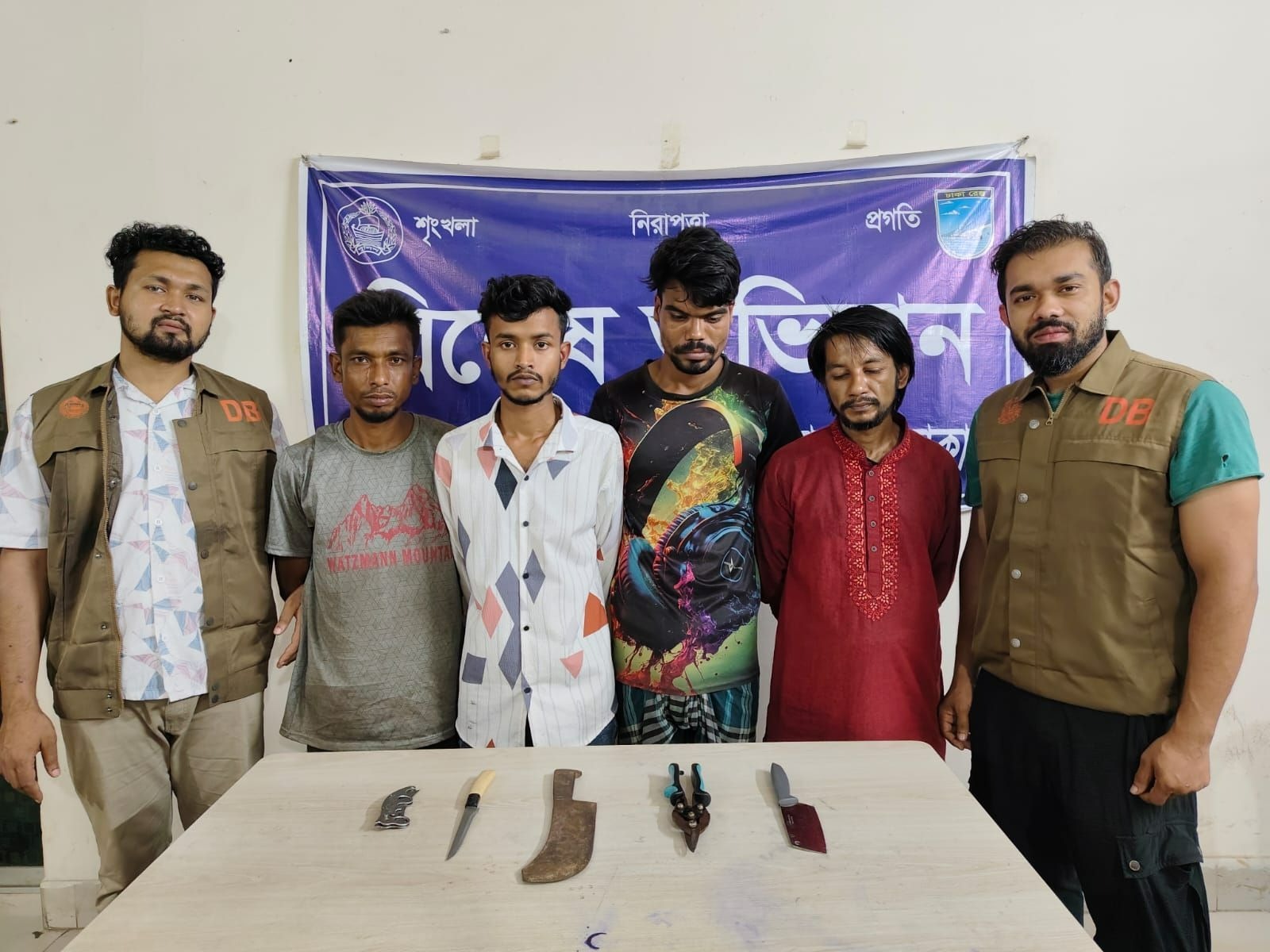 ডিবি (উত্তর)-এর পৃথক অভিযানে ৭ আসামি গ্রেফতার—ছিনতাইকারী ও জুয়া চক্রের সদস্যদের আটক, অস্ত্র ও নগদ টাকা উদ্ধার