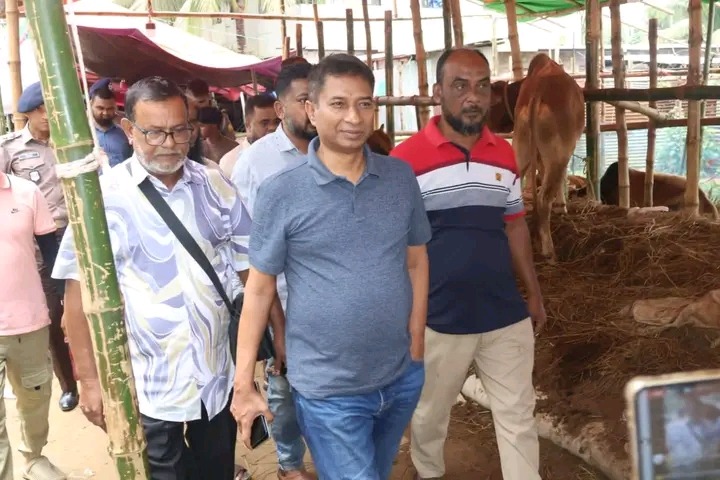 কুরবানির পশুর হাট পরিদর্শনে এসএমপি কমিশনার