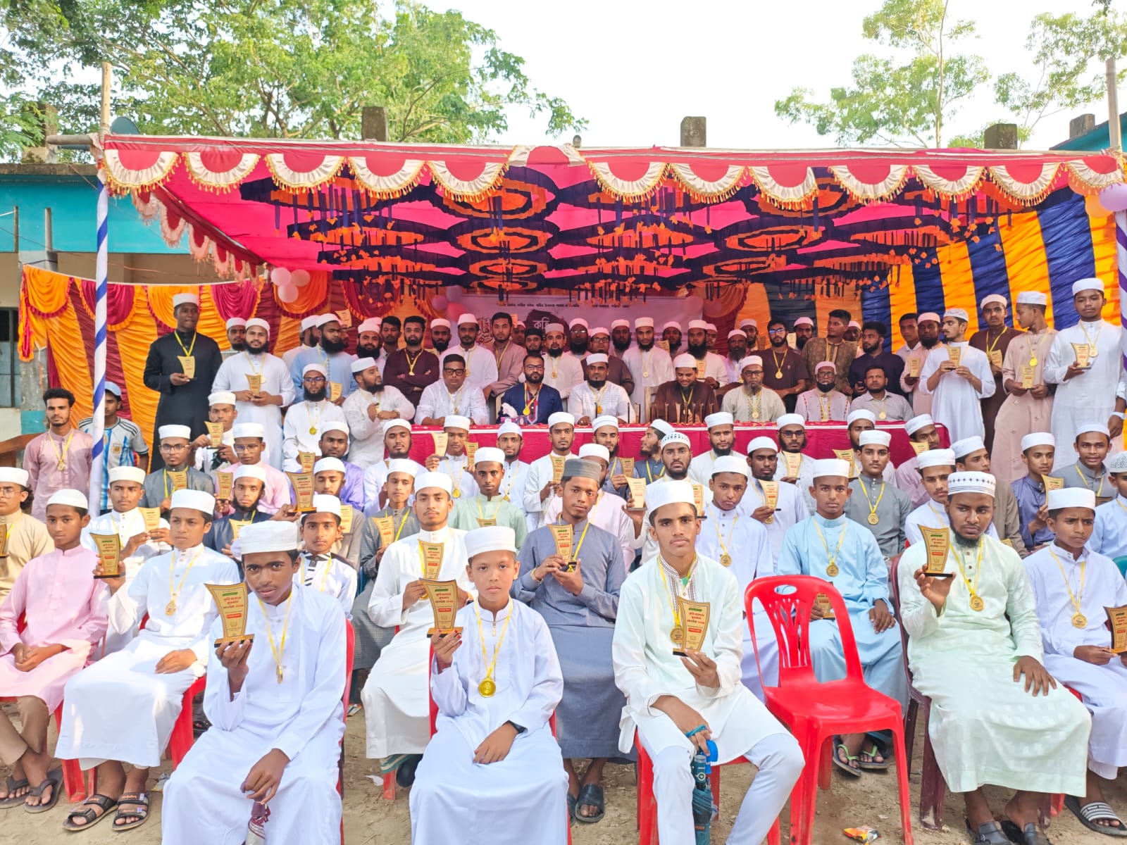 মধ্যনগরে ইসলামি ছাত্র পরিষদ বংশীকুন্ডা- এর উদ্যোগে ১০২ জন হাফেজকে সংবর্ধনা প্রদান