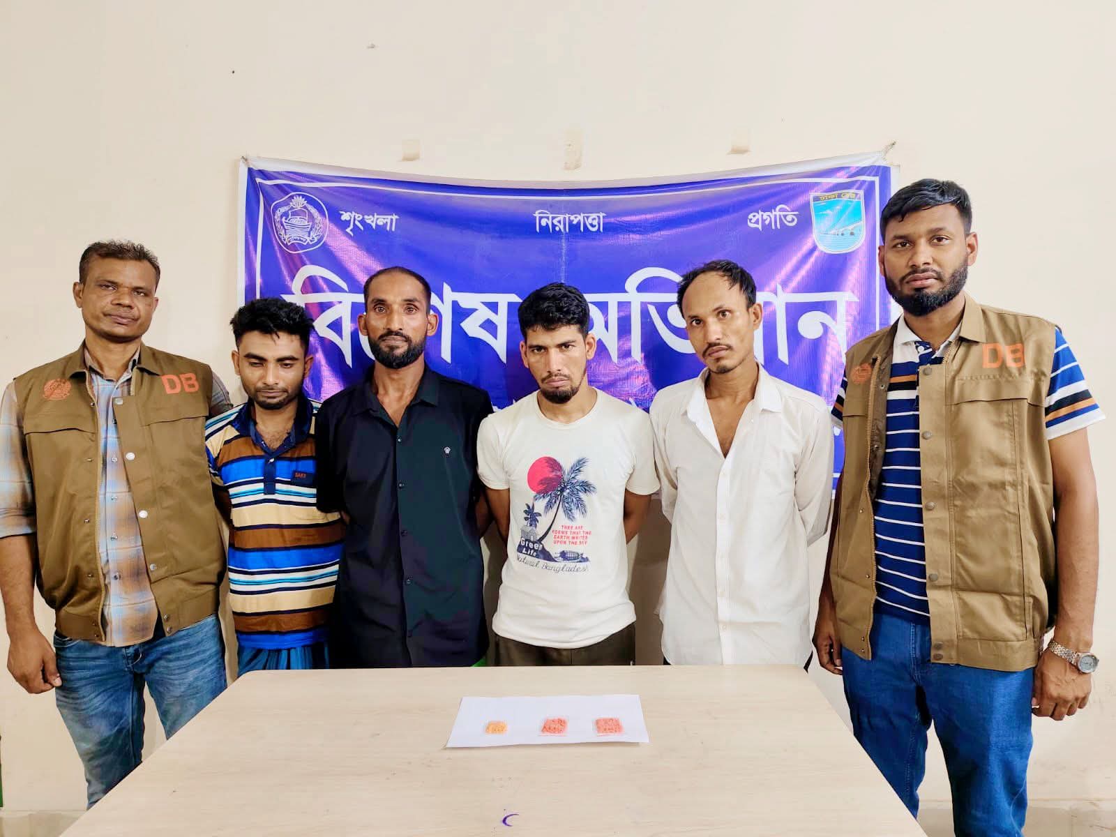 ২৬৫ পিস ইয়াবাসহ ঢাকা জেলা ডিবি (উত্তর)-এর অভিযানে ৪ মাদক ব্যবসায়ী গ্রেফতার