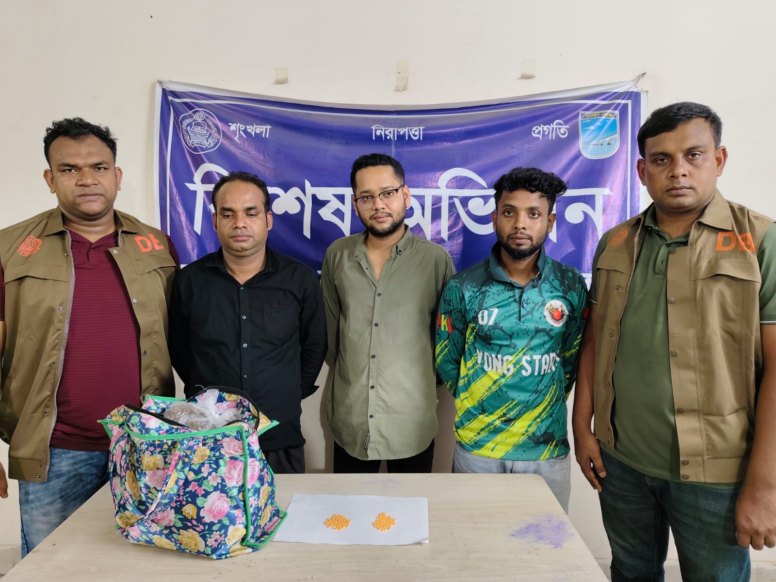 ঢাকা জেলা ডিবি উত্তর এর বিশেষ অভিযানে ৩ জন মাদক ব্যাবসায়ী গ্রেফতার