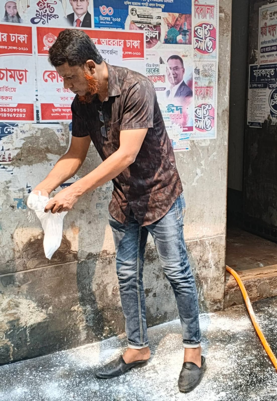 হাজী আব্দুল আউয়াল উচ্চ বিদ্যালয়ের পশ্চিম গেট থেকে ময়লার স্তূপ অপসারণ, স্বস্তি ফিরল শিক্ষাপ্রতিষ্ঠানে