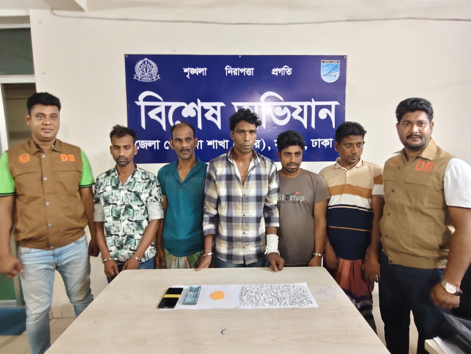 ডিবি (উত্তর), ঢাকা জেলা’র সাফল্য: ১০০ পিস ইয়াবা ও ৮০০ পুরিয়া হেরোইনসহ ৫ মাদক ব্যবসায়ী গ্রেফতার