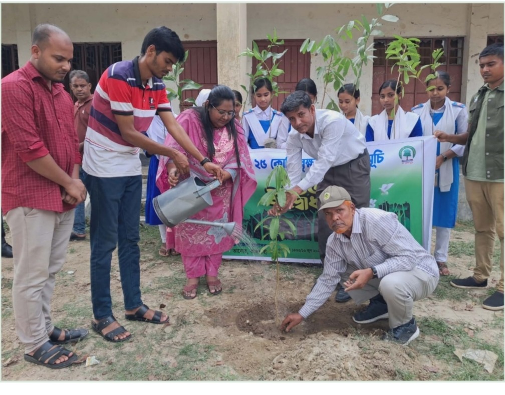 তানোরে শিক্ষা প্রতিষ্ঠান, সরকারি দপ্তর ও সড়কের পাশে ব্যাপক বৃক্ষরোপণ কর্মসূচির উদ্বোধন