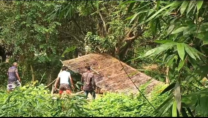 তানোরে পৈত্রিক জমি দখলচেষ্টার অভিযোগ, দুই পক্ষের মধ্যে উত্তেজনা