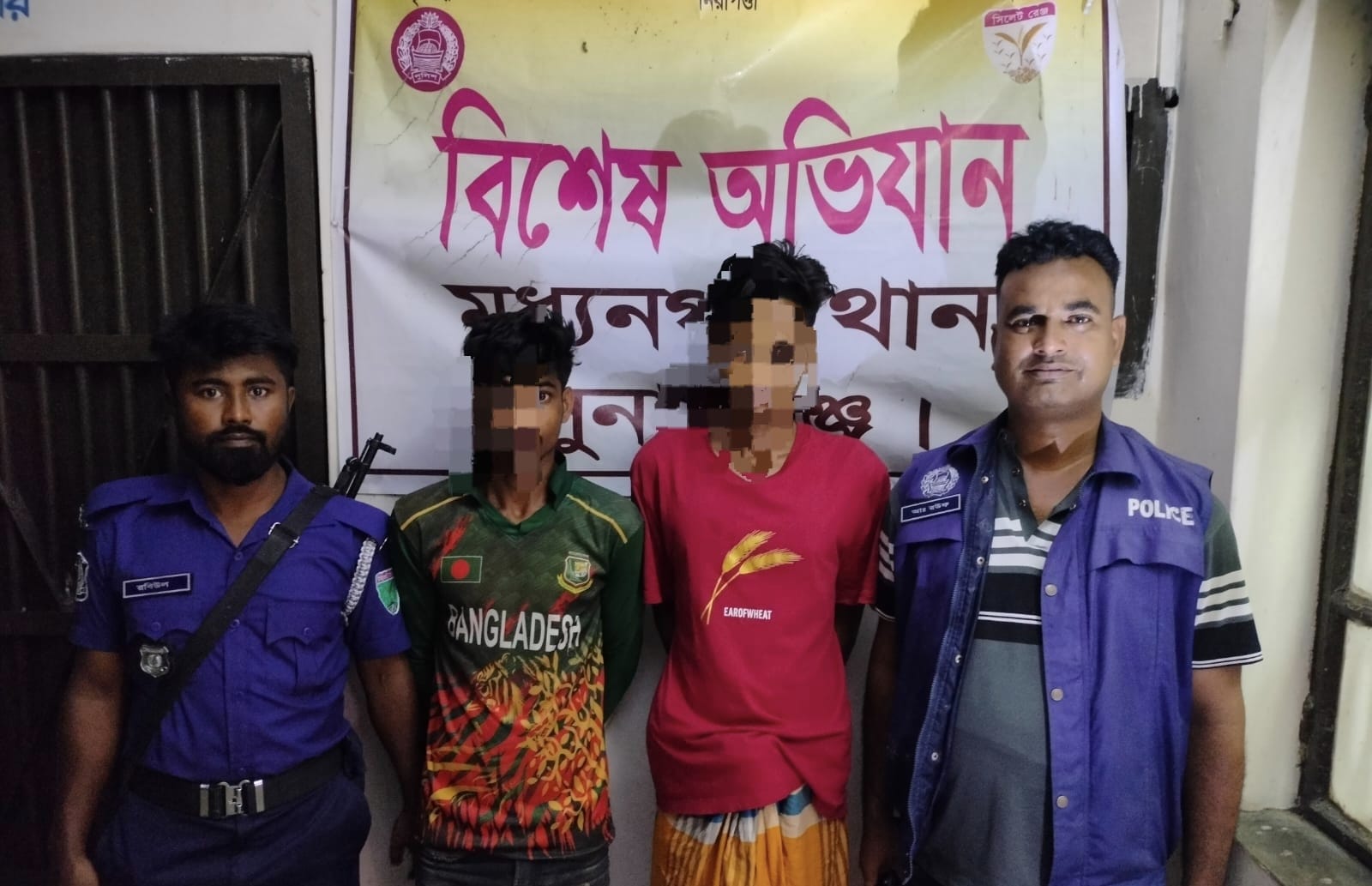 মধ্যনগরে ধ/র্ষ/ণ মামলার আসামিসহ তিনজন গ্রেফতার