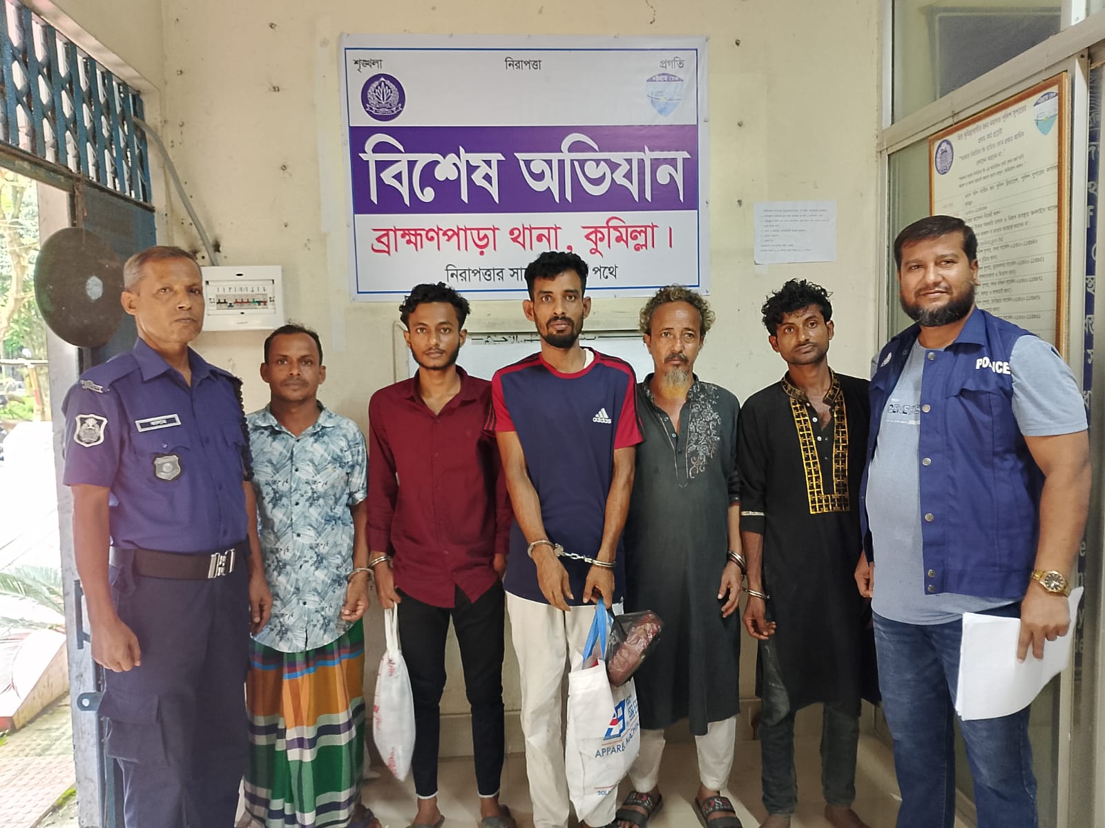 ব্রাহ্মণপাড়ায় পুলিশের অভিযানে: ৬৪০ পিস ইয়াবাসহ গ্রেপ্তার ৫, মাদকসেবনে তিনজনের কারাদণ্ড