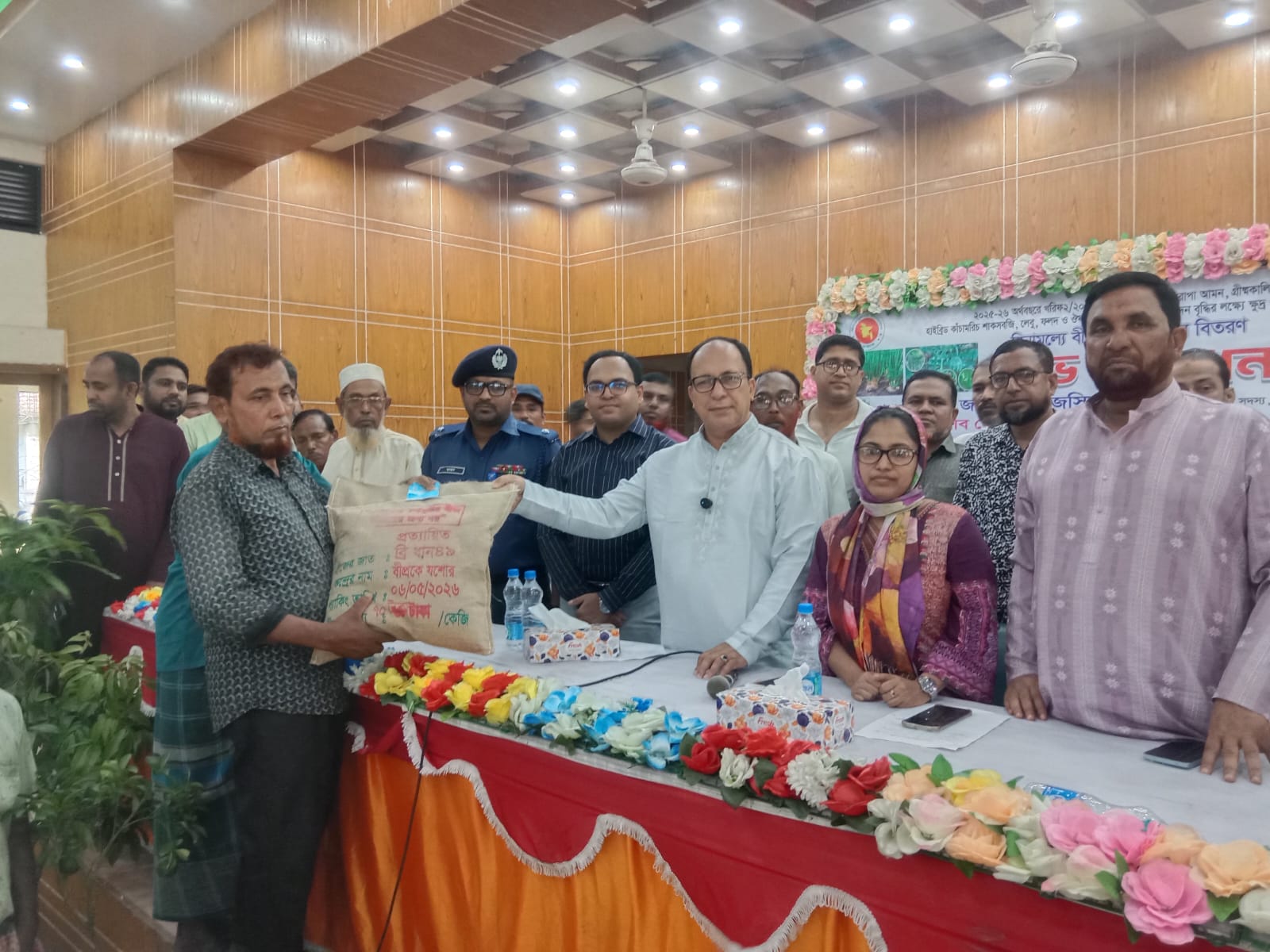 বুড়িচংয়ে ৩ হাজার ৩৩০ কৃষকের মাঝে কৃষি প্রণোদনা বিতরণ