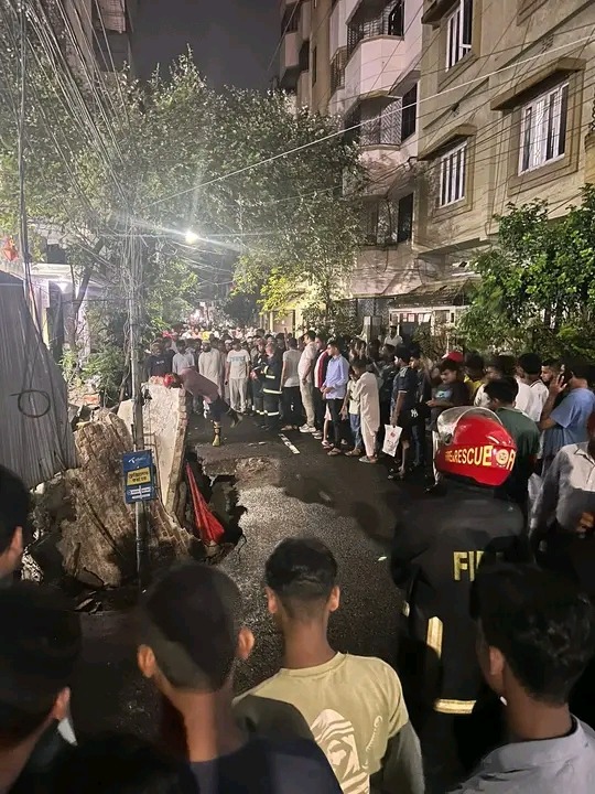 মোহাম্মদীয়া হাউজিংয়ে নির্মাণাধীন প্রকল্পের পাশে সড়ক ধস, দোকান মাটির নিচে