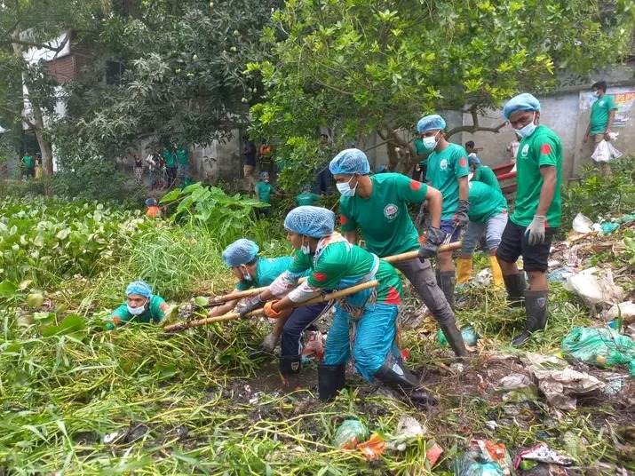 স্বেচ্ছাশ্রমে বদলে যাচ্ছে বাংলাদেশ: ৫০ হাজার স্বেচ্ছাসেবীর পরিচ্ছন্নতা আন্দোলন ‘বিডি ক্লিন’