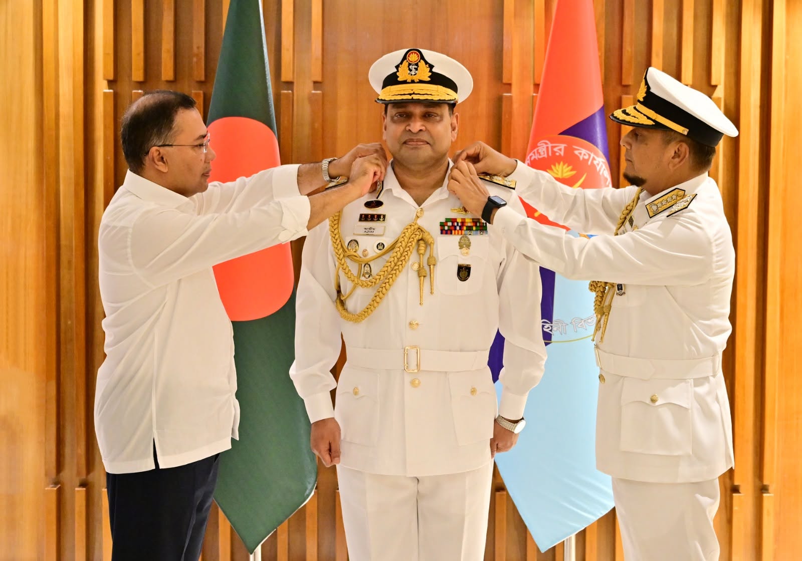 মাননীয় প্রধানমন্ত্রী জনাব তারেক রহমান এবং বিদায়ী নৌবাহিনী প্রধান এডমিরাল এম নাজমুল হাসান তাকে ভাইস এডমিরাল র‍্যাংক ব্যাজ পরিয়ে দেন।