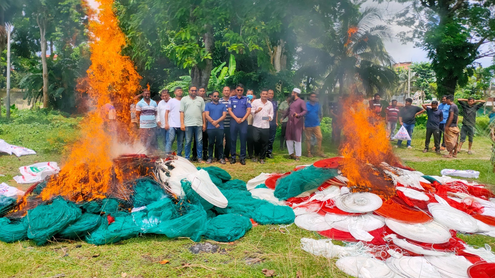 ভাণ্ডারিয়ায় ১০ লাখ টাকার অবৈধ জাল জব্দ, পুড়িয়ে ধ্বংস