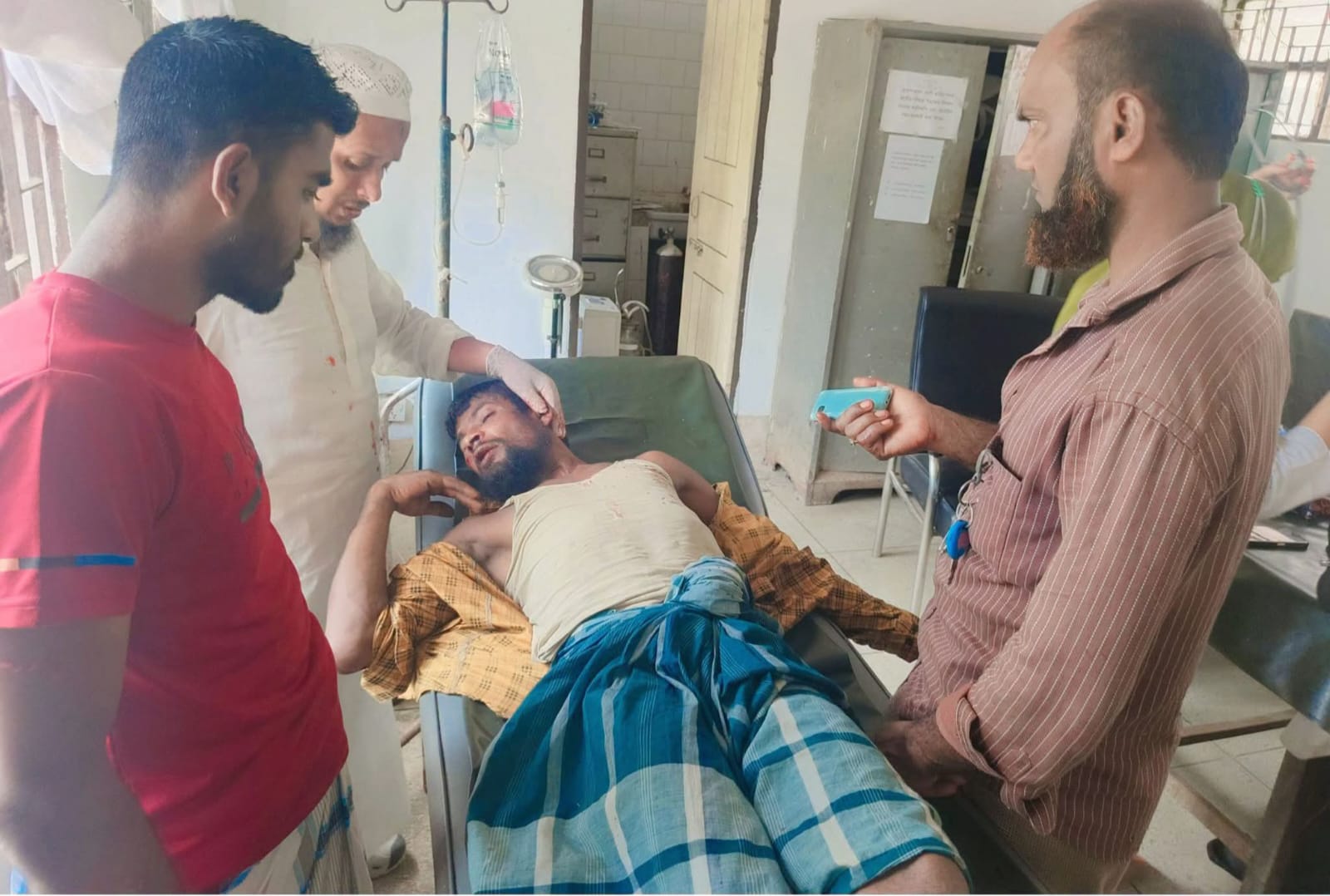 আলীকদমে পূর্বের মারামারির জের এ প্রকাশ্যে যুবকের উপর হামলা