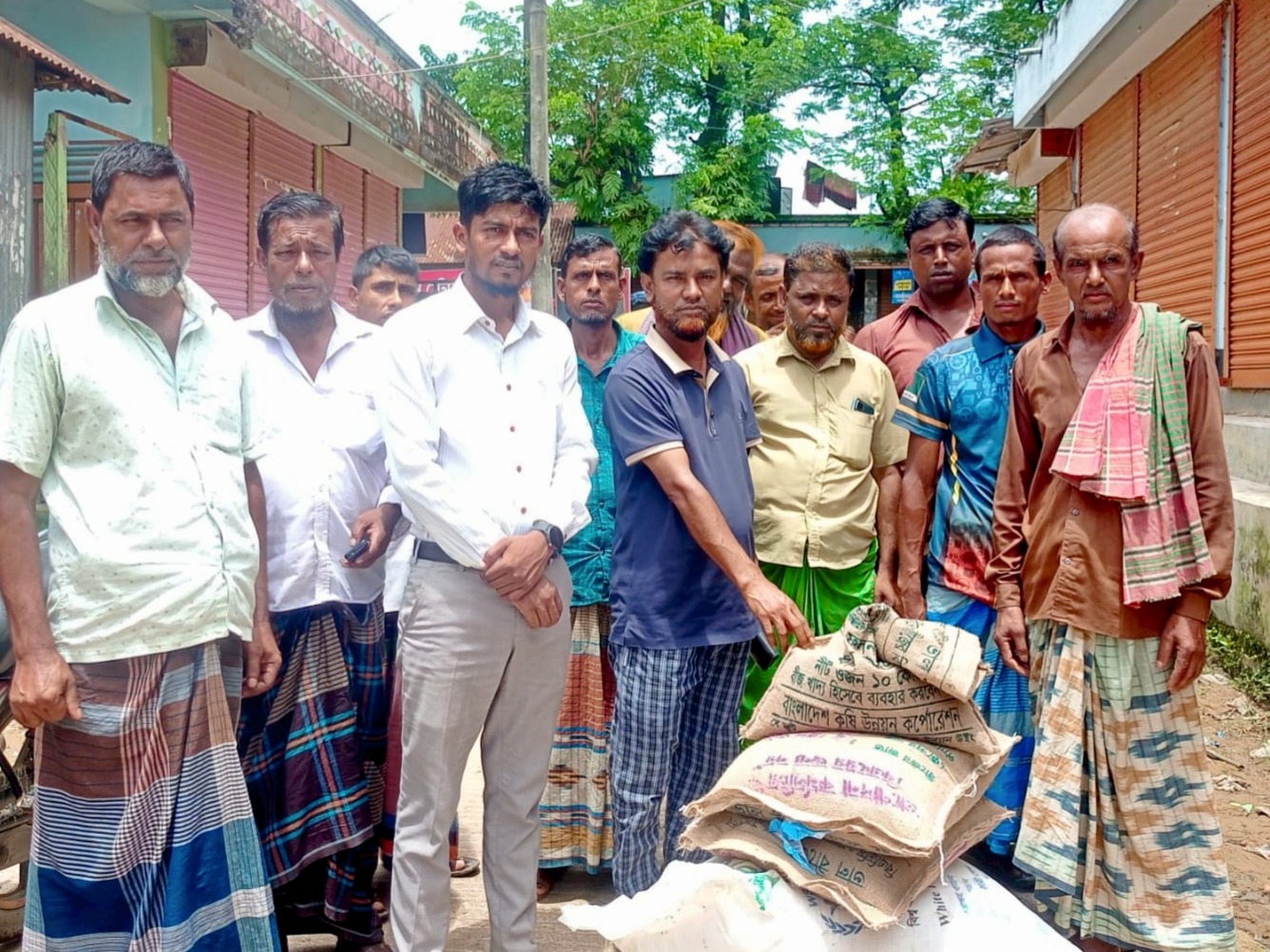 মধ্যনগরে কৃষকদের মাঝে বিনামূল্যে সার ও ধানবীজ বিতরণ