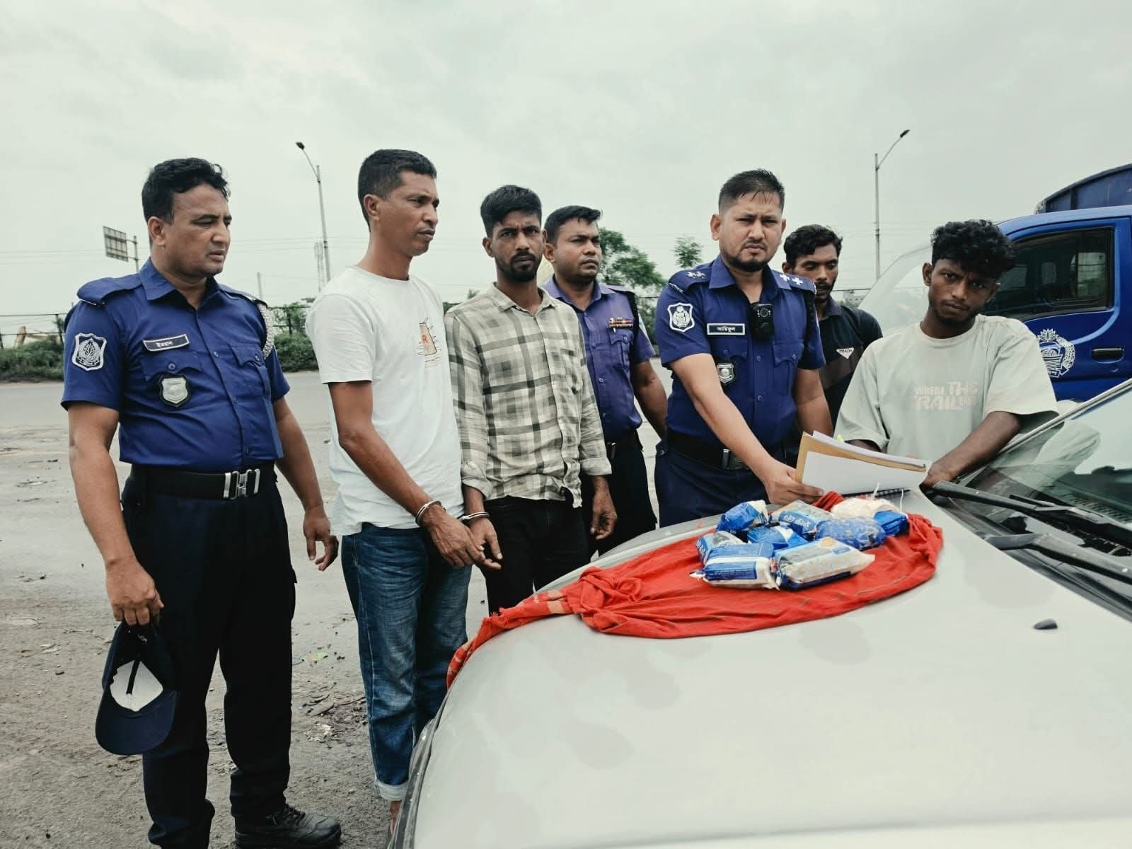 কুমিল্লা দাউদকান্দিতে প্রাইভেটকার থেকে ১৬ হাজার পিস ইয়াবা উদ্বার। আটক-২