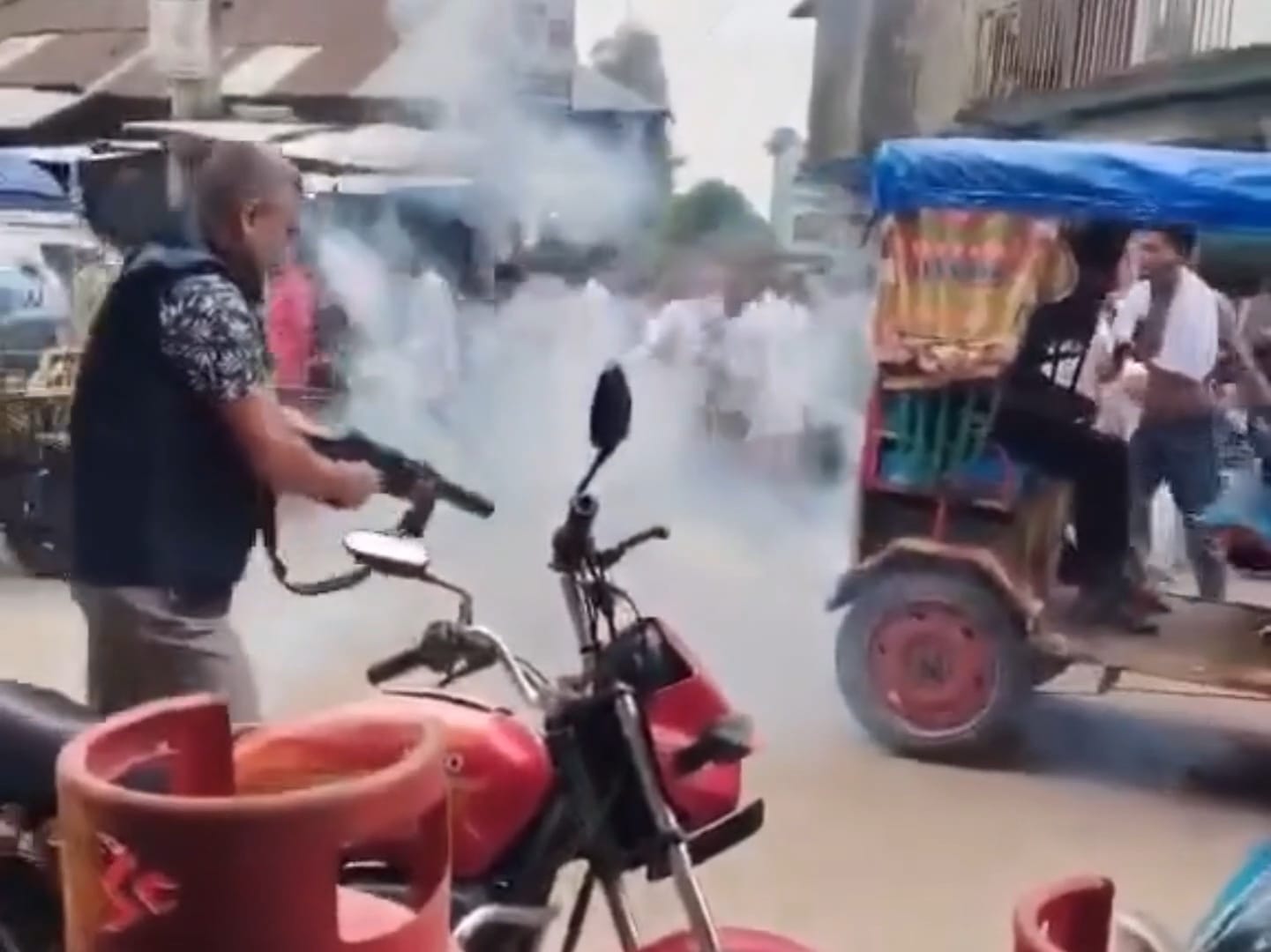 নকলের সুযোগ না পেয়ে চরফ্যাশনের এইচএসসি পরীক্ষাকেন্দ্রে হামলা-ভাঙচুর, পুলিশের টিয়ারশেল নিক্ষেপ