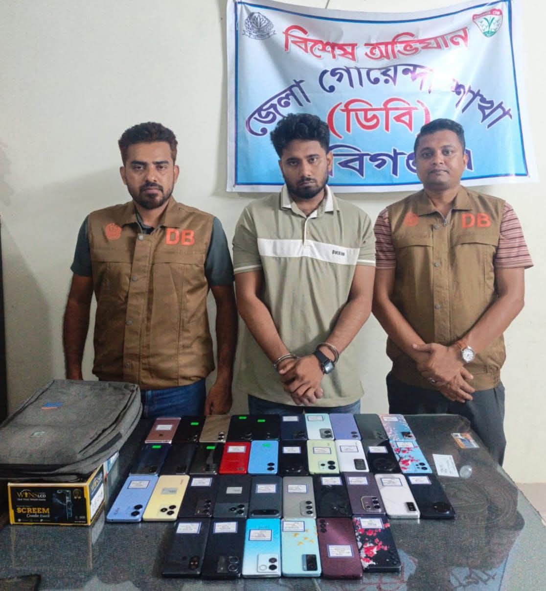 হবিগঞ্জ জেলায় বিশেষ অভিযানে ৩৬ টি বিভিন্ন ব্র্যান্ডের চোরাই মোবাইল উদ্ধার ও আটক ১