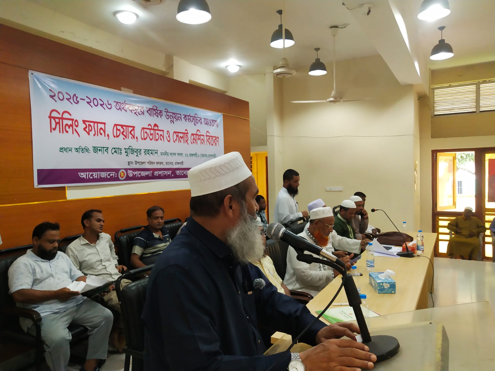 তানোরে এডিপির আওতায় উপকারভোগীদের মাঝে সিলিং ফ্যান, চেয়ার-টেবিল ও সেলাই মেশিন বিতরণ