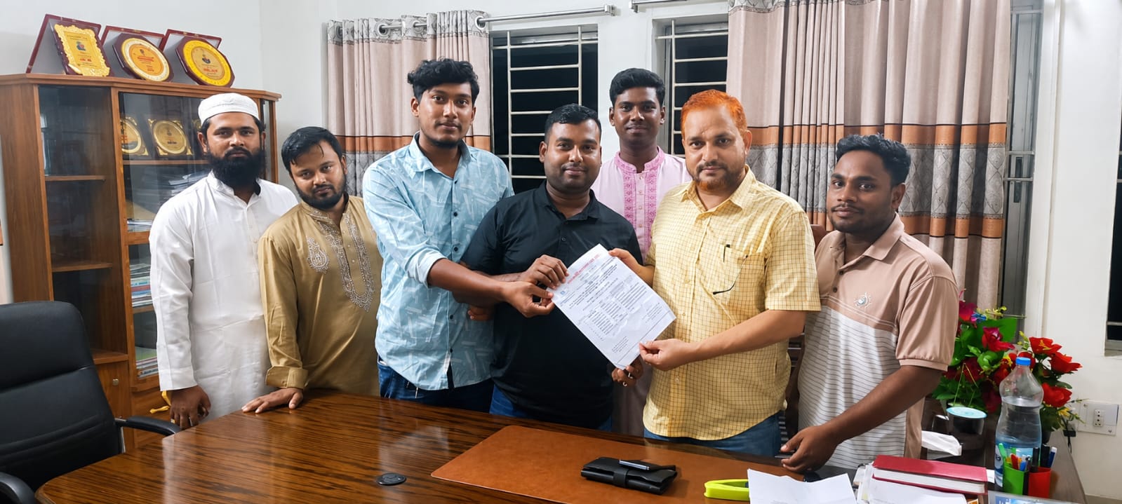 নাগেশ্বরী অনলাইন প্রেস ক্লাবের নতুন কমিটি নাগেশ্বরী থানার ওসির সাথে সৌজন্য সাক্ষাত