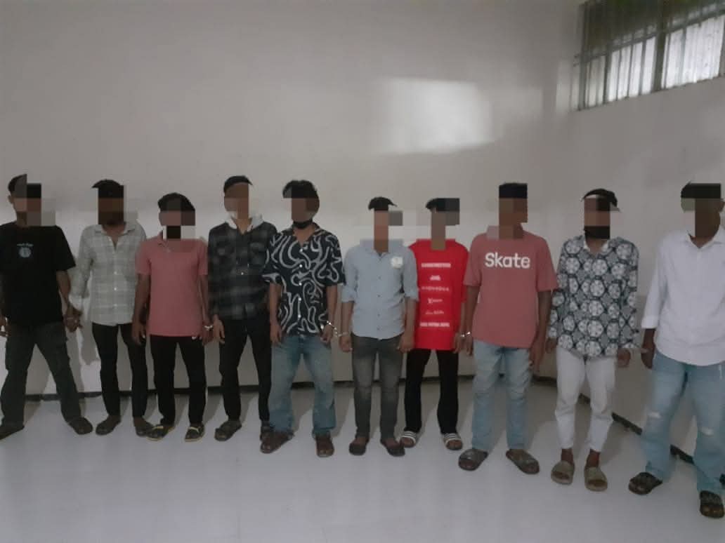 বাগেরহাটে নিষিদ্ধ ঘোষিত সংগঠন ছাত্রলীগের মিছিলের প্রস্তুতিকালে দেশীয় অস্ত্র ও ব্যানারসহ ১৭ জন গ্রেপ্তার 