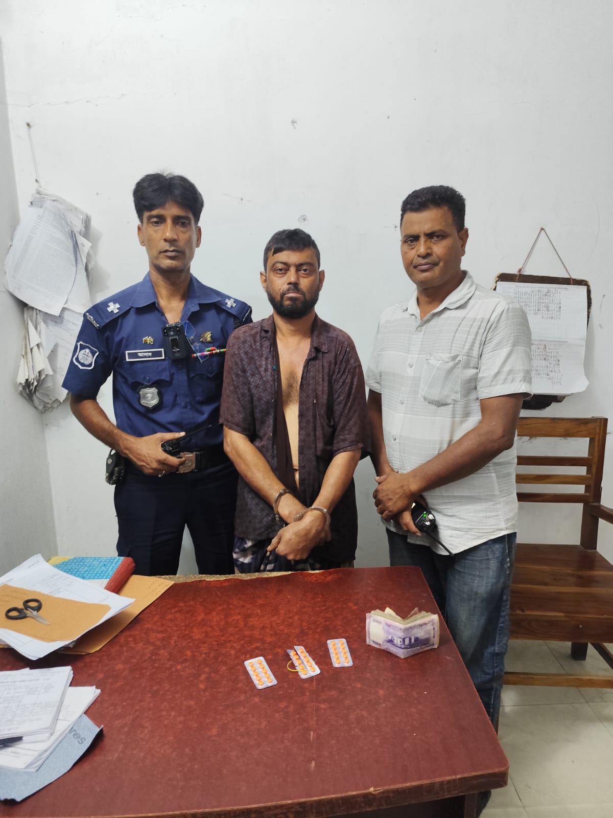 তানোরে পুলিশের অভিযানে কুখ্যাত মাদক ব্যবসায়ী গ্রেপ্তার, উদ্ধার ৩০ পিস ট্যাপেন্টাডল ট্যাবলেট ও নগদ ১৩ হাজার ৫০০ টাকা