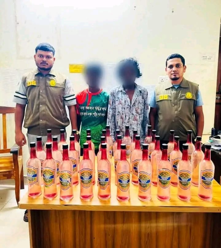 সিলেটে ডিবি পুলিশের অভিযানে ৩৩ বোতল মদসহ ২ মাদক ব্যবসায়ী গ্রেফতার