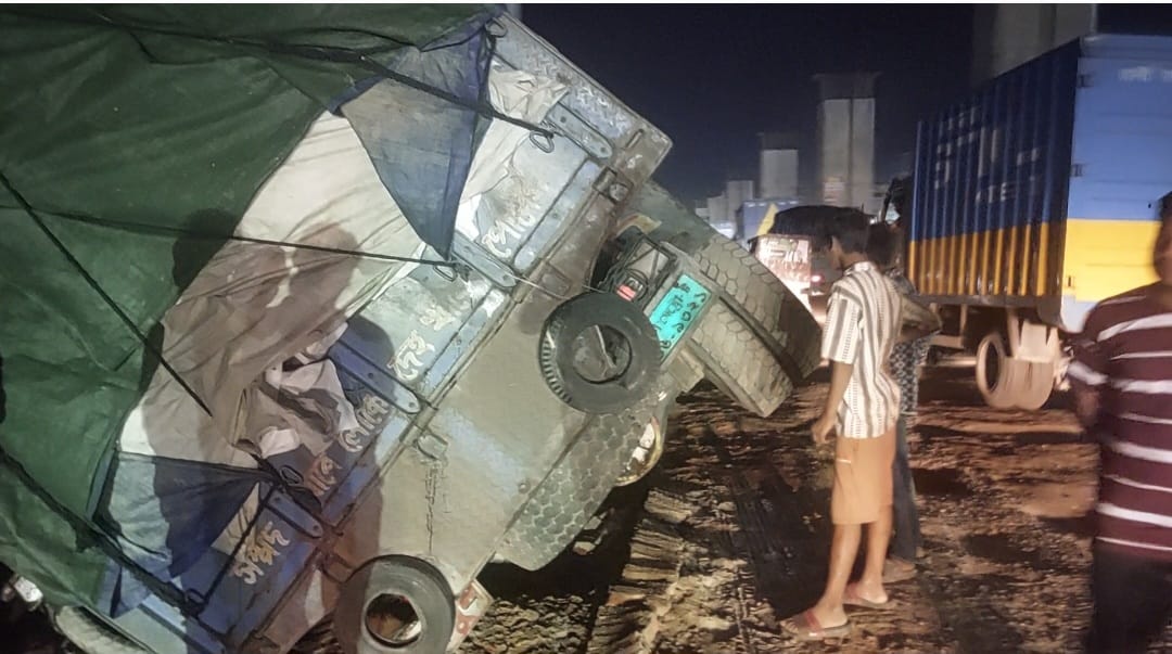 আশুলিয়ায় নব্য মেরামতকৃত রাস্তায় ভয়াবহ দুর্ঘটনা ​