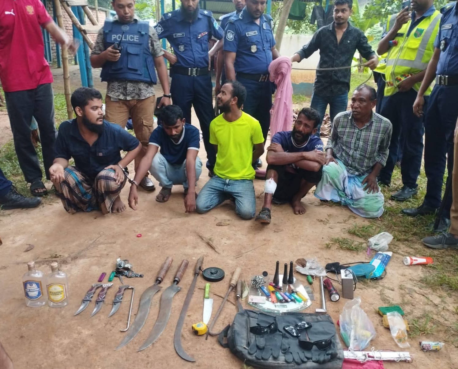 আশুলিয়ায় ডাকাতির পরিকল্পনা বাস্তবায়নের আগেই ডাকাত দলের ৫ সদস্য আটক