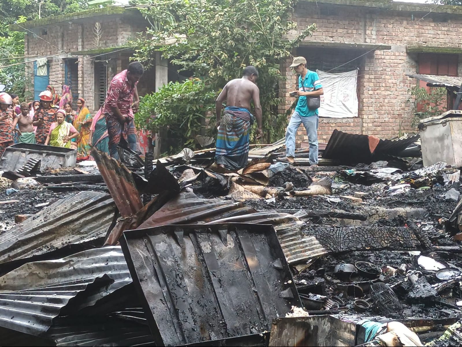 ফকিরহাটে দুই নারীর বসতঘরে আগুন লেগে তিনটি ঘর পুড়ে ছাই
