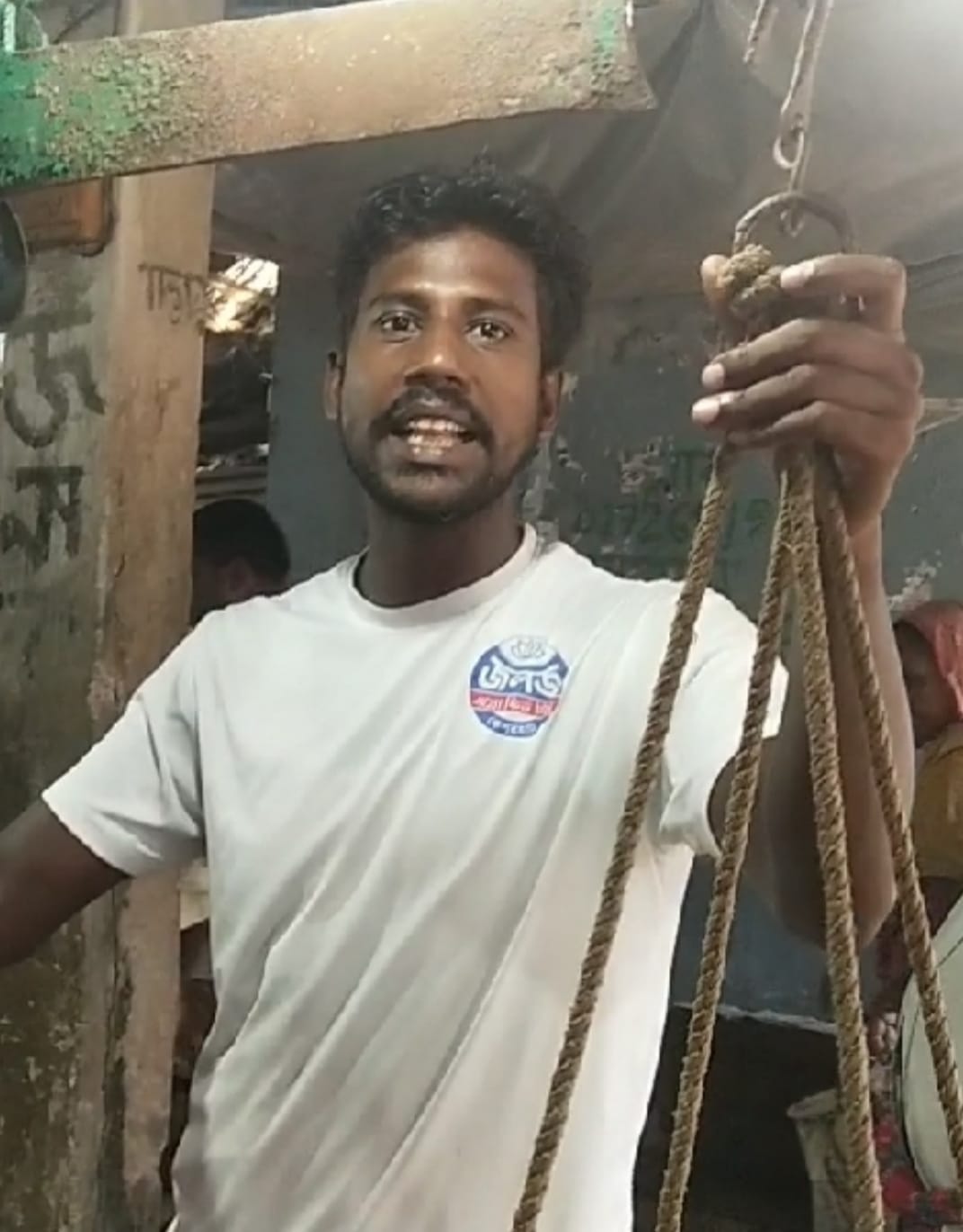 তানোর গোল্লাপাড়া মাছ বাজারে প্রতিদিন কোটি টাকার মাছের বেচাকেনা