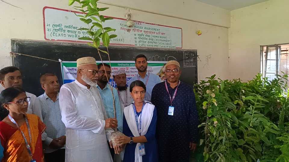 রামপালে ৭০০ শিক্ষার্থীর মাঝে  ফলজ ও বনজ উদ্ভিদ বিতরণ