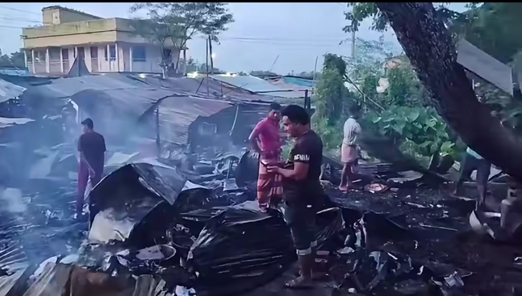 বাগেরহাটের ফকিরহাট উপজেলার ফলতিতা বটতলা বাজারে এক ভয়াবহ অগ্নিকাণ্ডের ঘটনা ঘটেছে