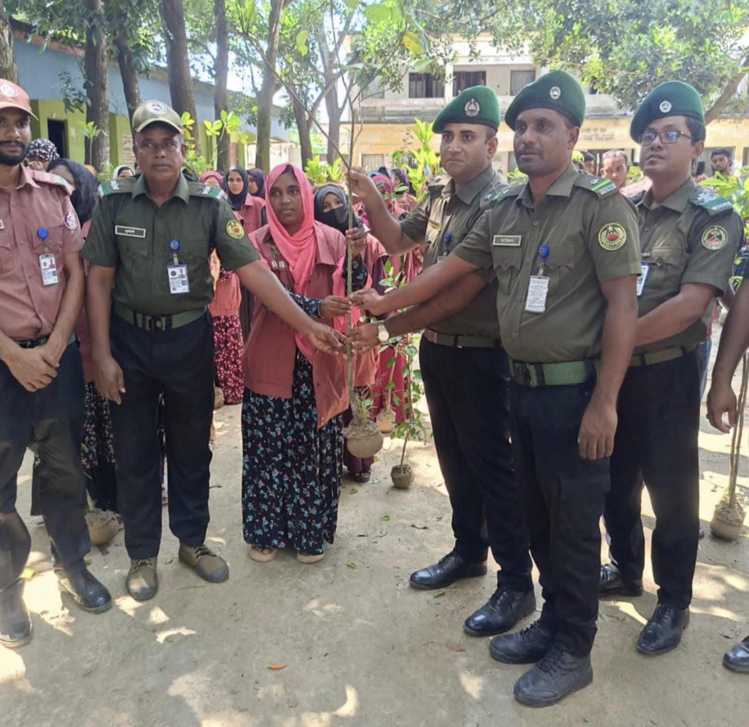 তানোরে আনসার-ভিডিপির উদ্যোগে বৃক্ষরোপণ ও চারা বিতরণ