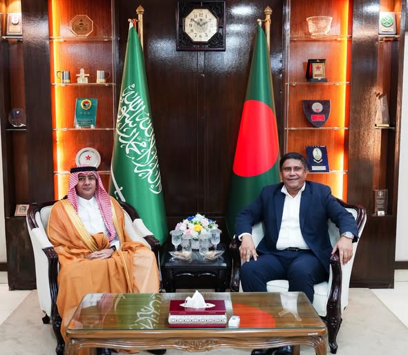 মাননীয় প্রধানমন্ত্রীর প্রতিরক্ষা উপদেষ্টার সঙ্গে সৌদি আরবের রাষ্ট্রদূতের সৌজন্য সাক্ষাৎ