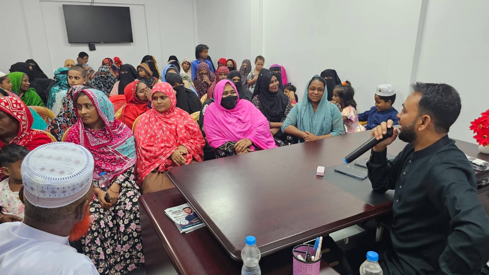 ধামসোনার নারী ভোটারদের সাথে চেয়ারম্যান পদপ্রার্থী ইসরাফিল হোসেন এর মতবিনিময় সভা