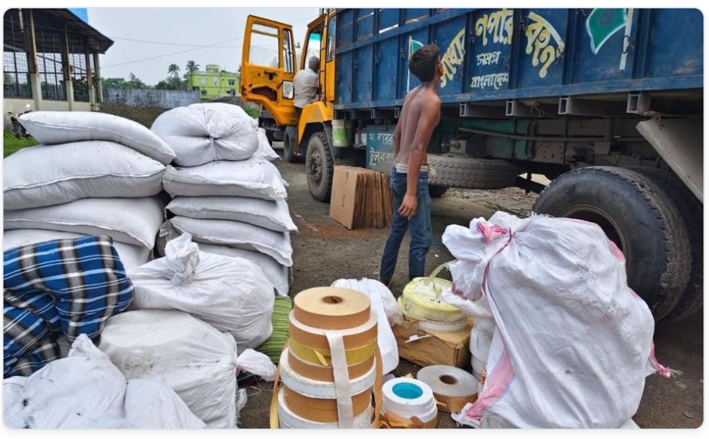 বাগেরহাটে দুই ট্রাকভর্তি সিগারেট তৈরির সরঞ্জাম জব্দ