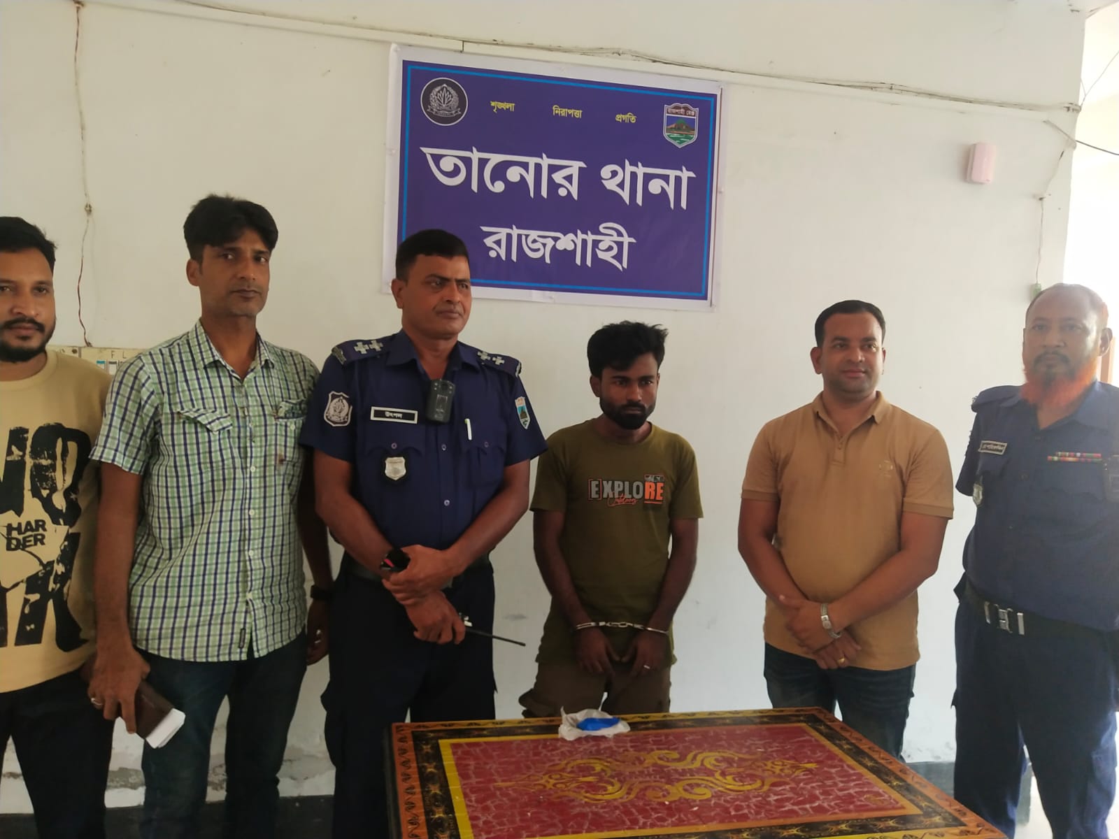 তানোরে ৭০ পিস ই/য়া/বা সহ যুবক আ/ট/ক