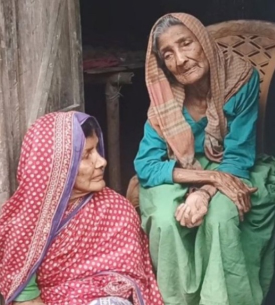 নাগেশ্বরীতে জরাজীর্ণ ছাপরা ঘরে মানবেতর জীবন: ৯৯ বছরের মা ও ৬২ বছরের মেয়ের পাশে দাঁড়ানোর আহ্বান