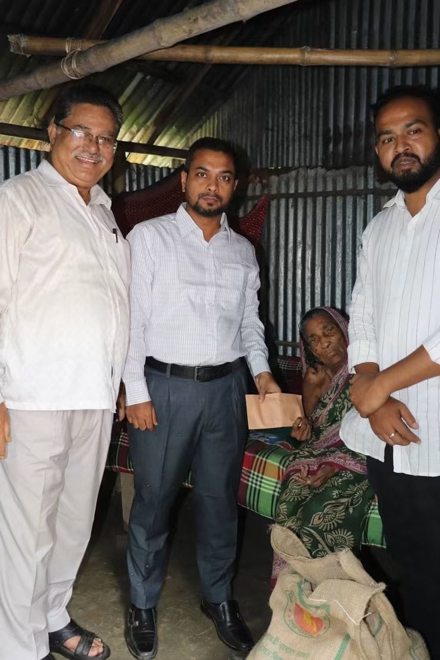 নাগেশ্বরীতে অসহায় সাজিরন বেওয়ার পাশে নাগেশ্বরী উপজেলা প্রশাসন