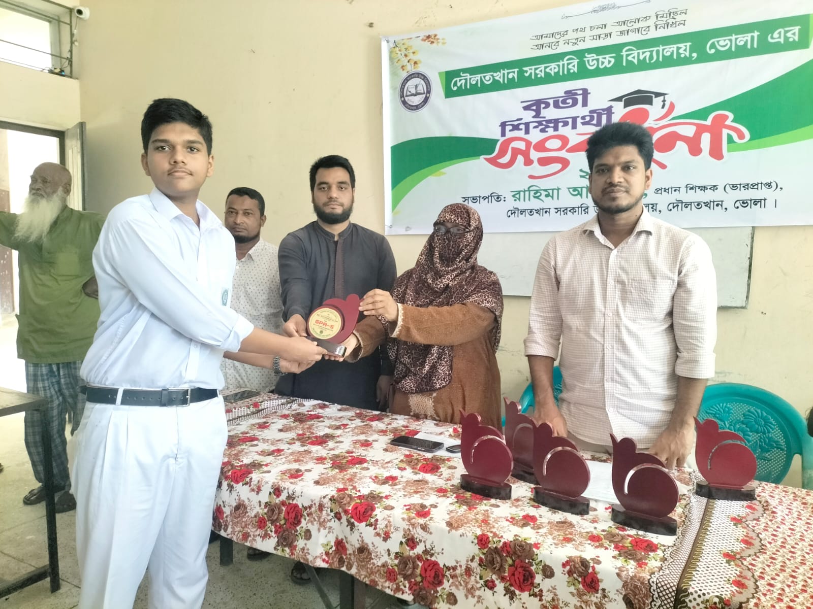 দৌলতখানে জিপিএ-৫ প্রাপ্ত কৃতি শিক্ষার্থীদের সংবর্ধনা দিল দৌলতখান সরকারি উচ্চ বিদ্যালয়