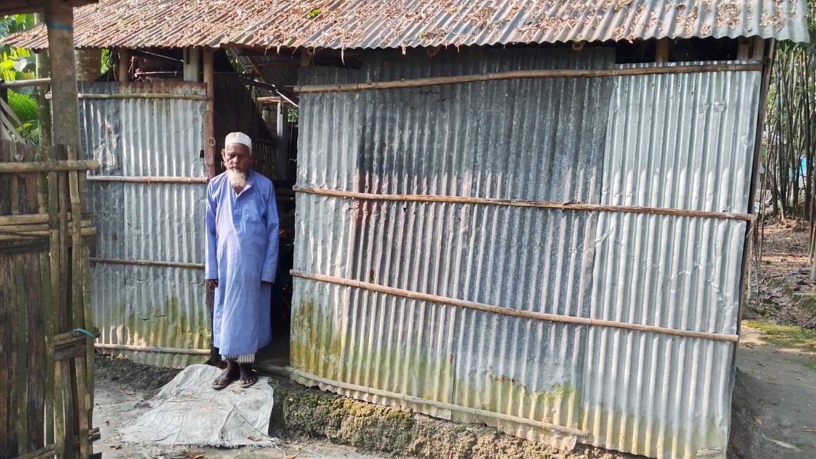 নাগেশ্বরীতে ৮০ বছরের মানুল্লার মানবেতর জীবন, দেখার যেন কেউ নেই