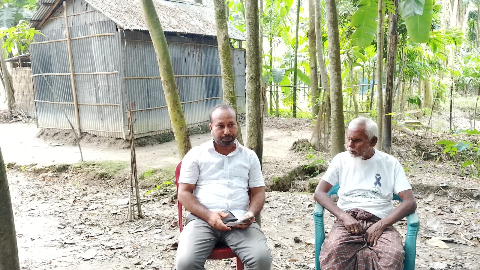 নাগেশ্বরী অনলাইন প্রেসক্লাবের সংবাদ প্রকাশের পর ৮০ বছরের বৃদ্ধ মানুল্লার পাশে সমাজসেবা অফিসার