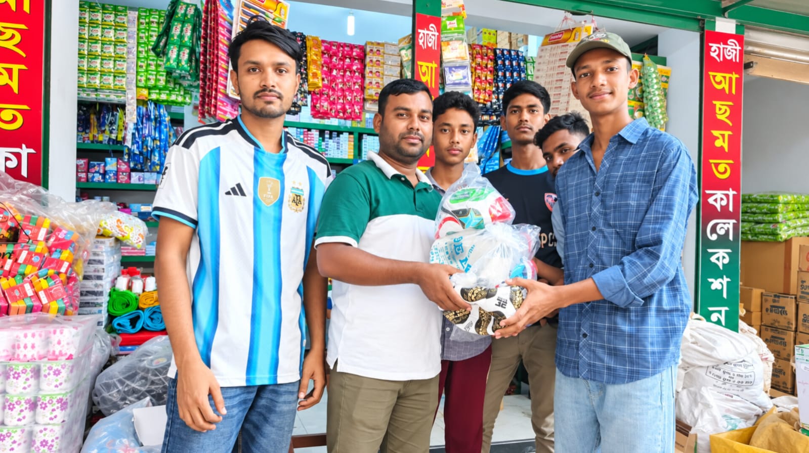 কিশোরদের মাঝে ৬টি ফুটবল বিতরণ করলেন নাগেশ্বরী অনলাইন প্রেস ক্লাবের সভাপতি