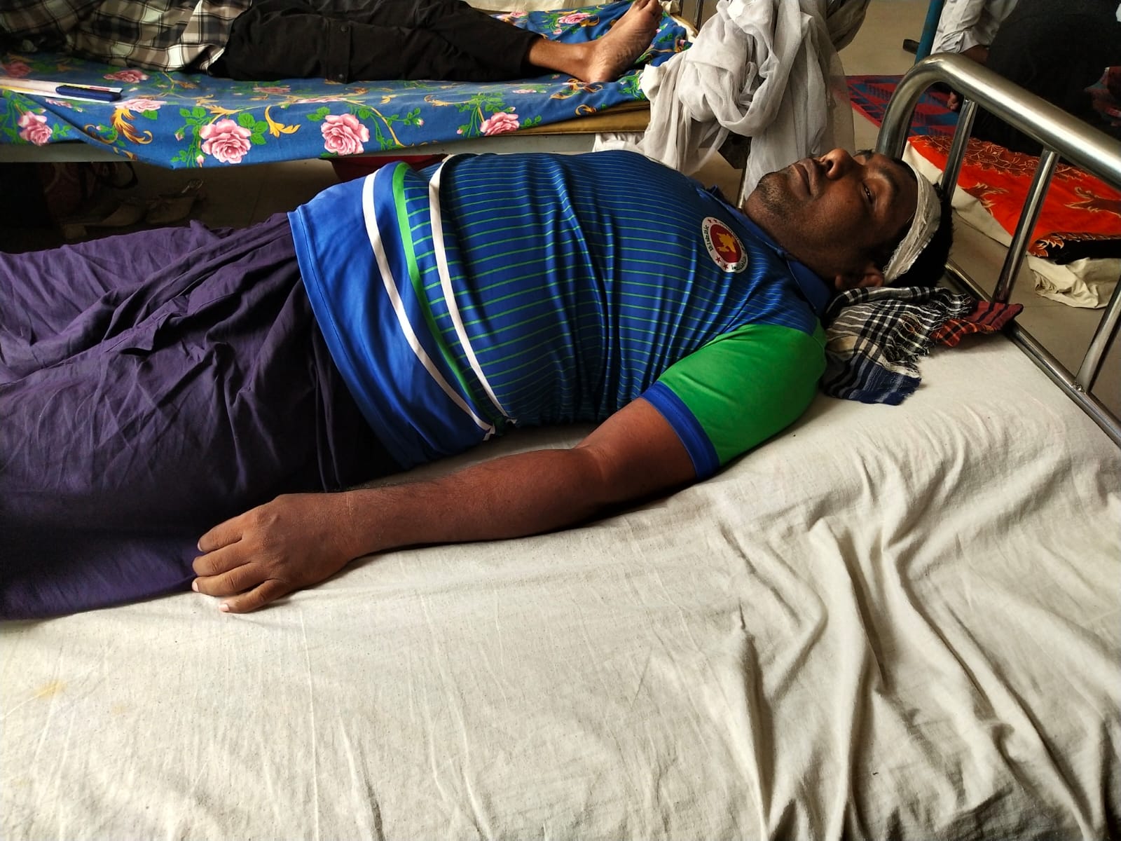 তানোরে জমি দখলের অভিযোগে হামলা-ভাঙচুর,থানায় লিখিত অভিযোগ